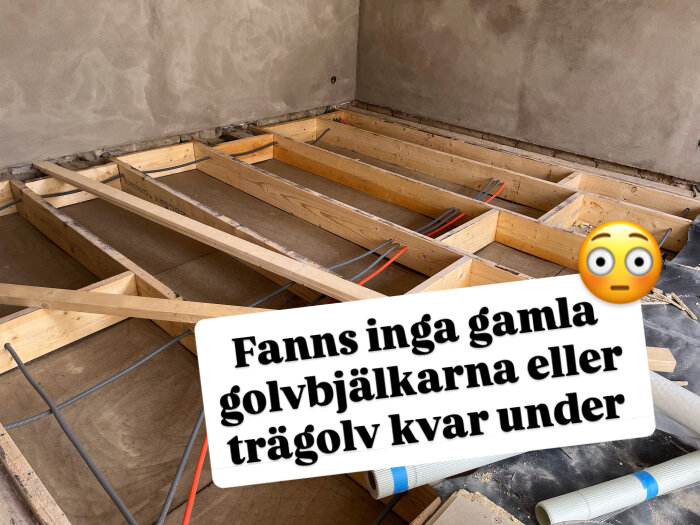 Renoveringsprojekt visar avsaknad av gamla golvbjälkar och trägolv, med nya bjälkar synliga på bilden. Text: "Fanns inga gamla golvbjälkarna eller trägolv kvar under".