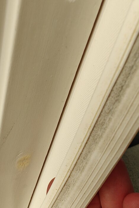 Tätningslist i silikon fäst i skåra på dörrkarm, efterfrågas av användare; liknar en E-list.