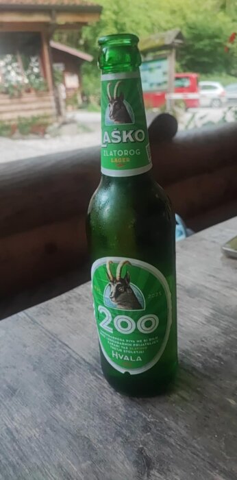 Flaska med Laško Zlatorog öl på ett bord i Soča dalen.