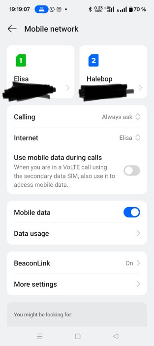 Mobilnätinställningar på en telefon som visar två SIM-kort: Elisa och Halebop, med internet inställt på Elisa och mobil data aktiv.