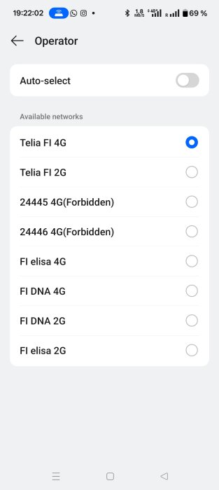 Skärmbild av en telefon som visar tillgängliga nätverksoperatörer i Finland, med Telia FI 4G vald och andra nätverk som Elisa och DNA listade.