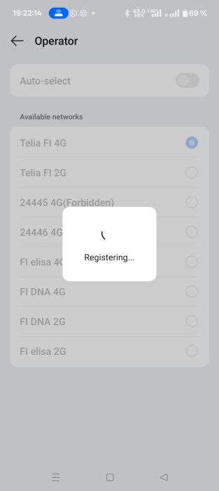 Mobilskärm som visar tillgängliga mobilnätverk i Finland, med Telia FI 4G vald, och en registreringsmeddelande synlig.