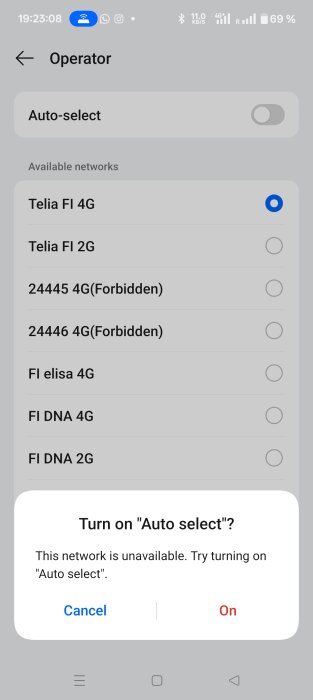 Mobiltelefoninställning med operatörsval; nätverken Telia FI 4G, Elisa 4G och DNA 4G listas, popup föreslår att aktivera "Auto select".
