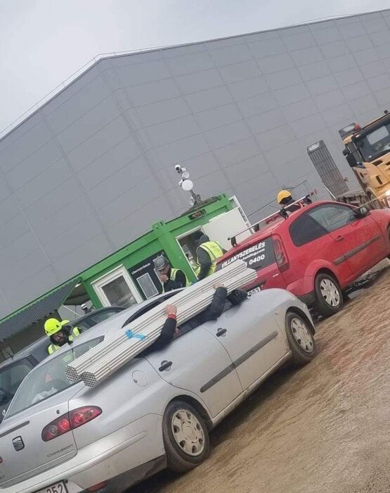 Bil med rör paketerade genom fönstren, person inuti håller vid för tvärstopp.