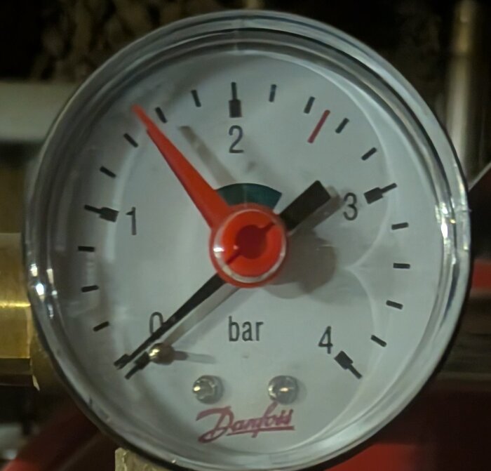 Tryckmätare på fjärrvärmecentral som visar 0 bar.