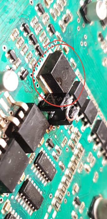 Kretskort med komponenter, inklusive en markerad diod i röd cirkel, relaterad till diskussionsämnet om spänningsspikar och trasiga komponenter.