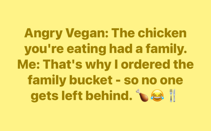 Textskämt om veganer och familjemiddag med kyckling, åtföljt av emojis för kycklingben, skratt och bestick.