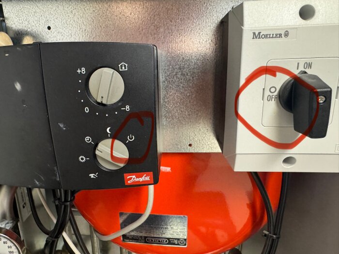 Reglagepanel med två inringade inställningar, svart vred står i läge "I" och vit Moeller-strömbrytare visar "OFF".