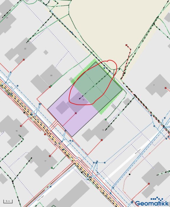 Karta över tomt med markerade ledningar och en röd ring runt potentiellt stängselområde; inkluderar gröna, blå och röda linjer.