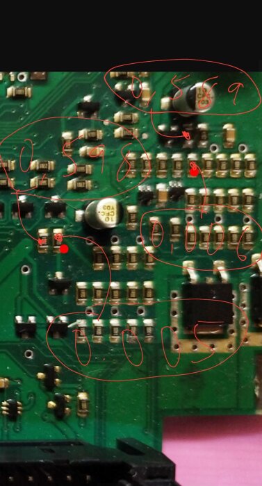 Kretskort med markeringar och uppmätta spänningar; 0.005 volt över en motståndsdel.