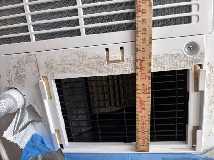 Portabel AC med en linjal bredvid luftutblåset, tejpade kanter och en omodifierad övergång för anslutning av luftslang.