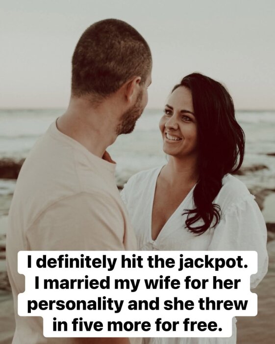Ett par står nära stranden och tittar på varandra med texten: "I definitely hit the jackpot. I married my wife for her personality and she threw in five more for free.