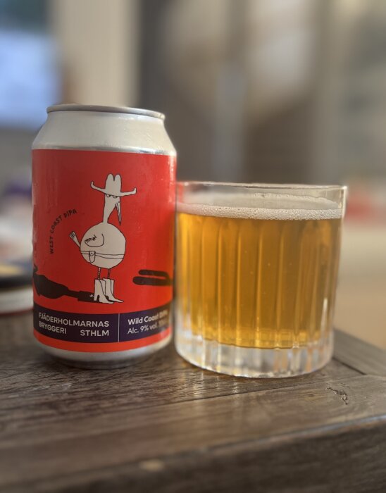 Burk och glas med Fjäderholmarnas Bryggeri Wild Coast DIPA öl på träbord.