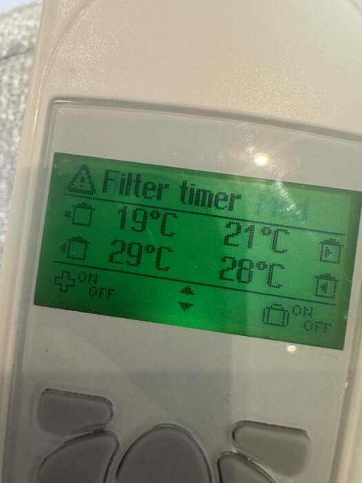 Display på ventilationssystem visar filtertimer och temperaturer, 19°C till 29°C. Diskuterar inställningar för att kyla huset i varmt väder.
