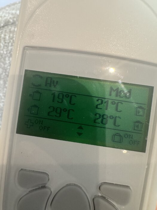 Digital display på FTX-system med temperaturinställningar, visar olika temperaturvärden.