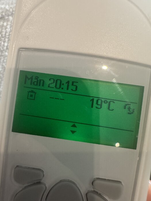 Display på en FTX-kontrollbox visar måndag 20:15 och 19 grader Celsius.