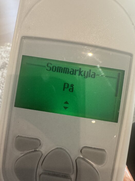 Display på ett ventilationssystem som visar texten "Sommarkyla På" med kontrollknappar undertill.
