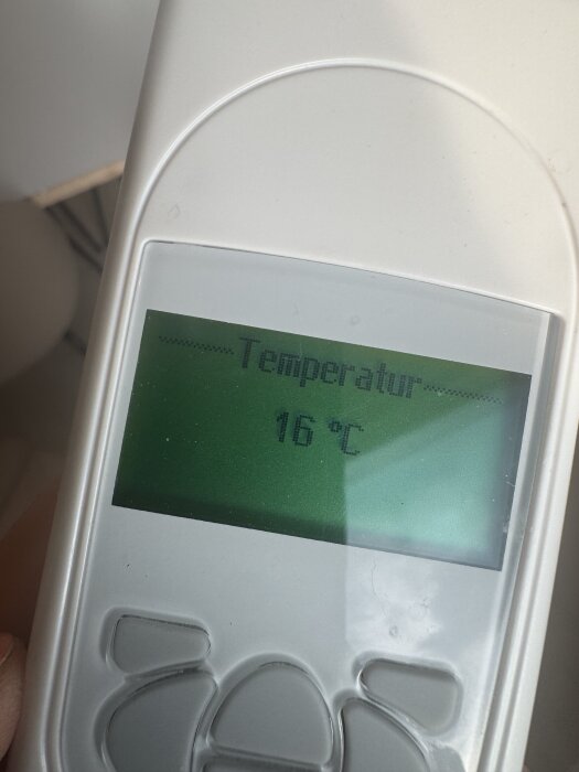FTX-systemets kontrollpanel med en skärm som visar temperaturen 16 grader Celsius.