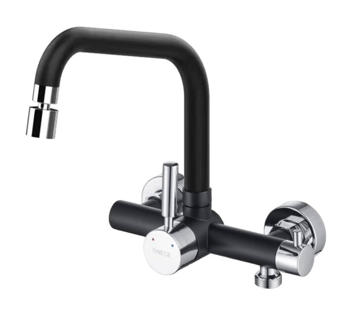 Svart väggmonterad blandare med silverfärgade detaljer och en utstickande kran som beskrivs sticka ut 4 cm från väggen.