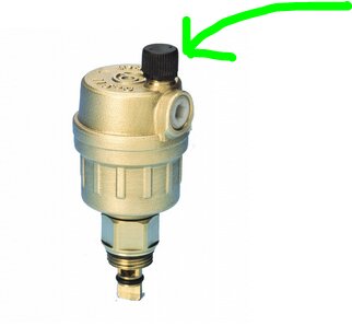 Automatisk avluftare i mässing med svart skruvlock, grön pil markerar locket.