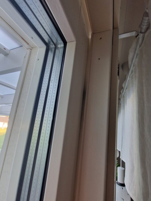 Glipa syns mellan altandörr och dörrkarm ovanför handtaget, foto taget nära dörrens kant där problemet med justeringen uppstår.