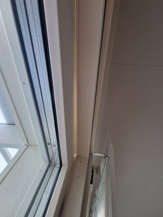 Glipa mellan altandörr och karm vid handtagsidan, synlig ovanför handtaget, indikerar problem med dörrjustering.