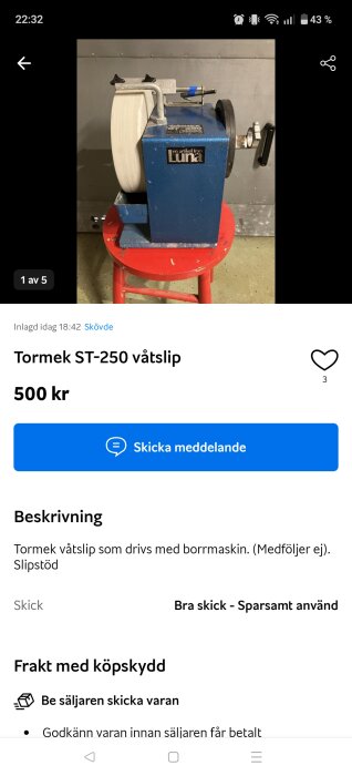 Blå Tormek ST-250 våtslipmaskin placerad på röd pall, med stort vitt sliphjul, sedd från sidan i annonsmiljö.