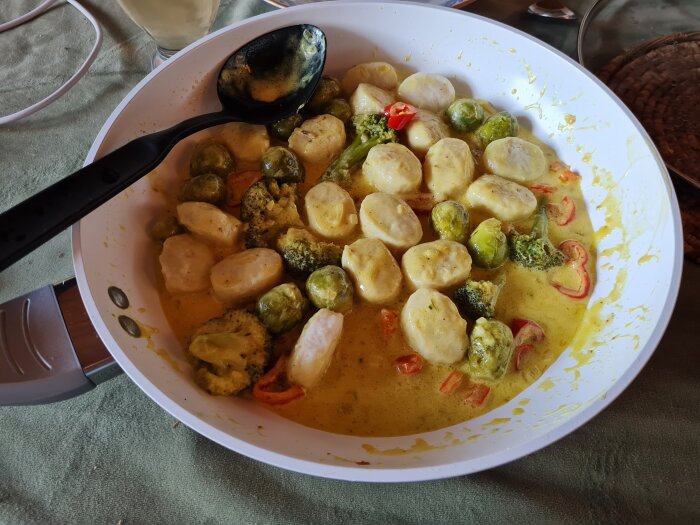 Curryfiskbullgryta med brysselkål och broccoli i stekpanna.