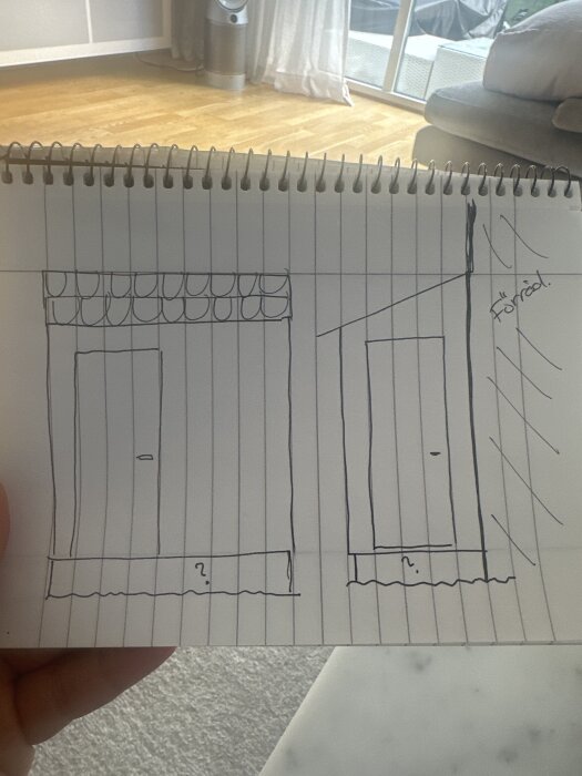 Teckning av redskapsbodens design med framsida och kortsida, markerade dörrar och funderingar kring grundläggning. Bakgrund med inomhusmiljö.