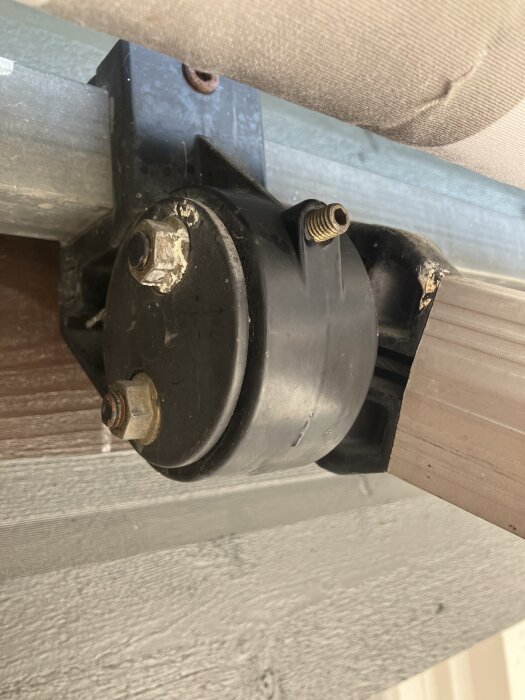 Markismekanism med stora bultar och insexskruv, del av terassmarkis.