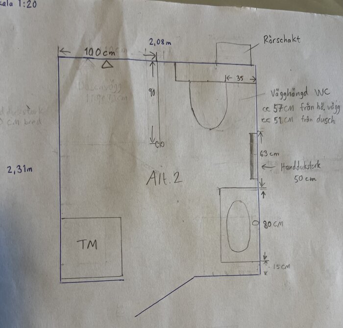 Handritad skiss av badrumslayout, alternativ 2, med mått på placering av duschvägg, WC, handdukstork, och tvättmaskin (TM).