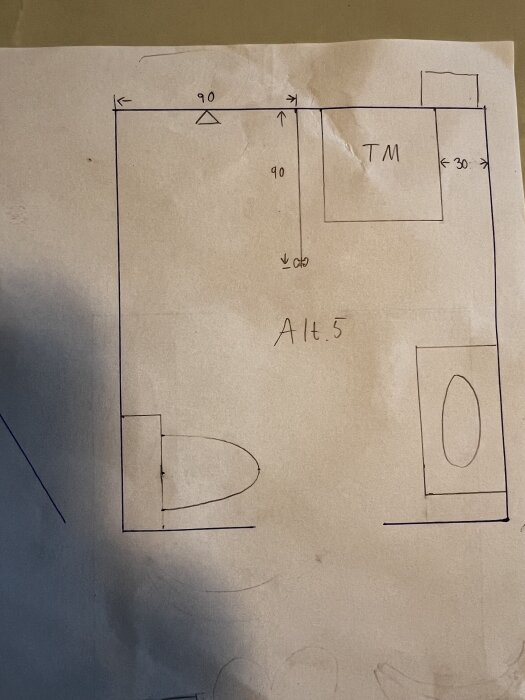 Ritning av badrum med WC, tvättmaskin (TM), och mått. CA 30 cm mellan tvättmaskin och vägg, 90 cm mellan väggar och möbler. Alt. 5.