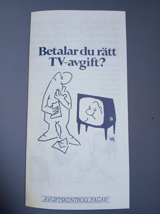 Broschyr med texten "Betalar du rätt TV-avgift?" och illustration av en person framför en TV med ett ansikte, text "AVGIFTSKONTROLL PÅGÅR!" längst ner.