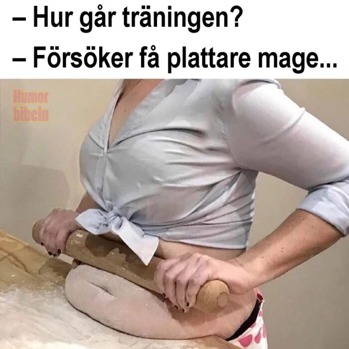 Person använder kavel på magen med texten "Hur går träningen? Försöker få plattare mage...