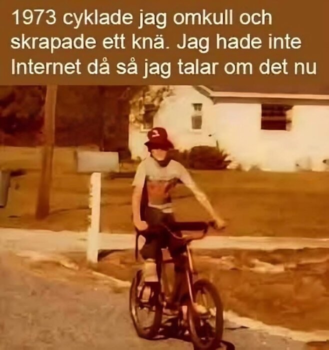 Person i röd hatt cyklar på en gata med text från 1973 om en cykelolycka. Bakgrunden visar ett hus och en trädgård.