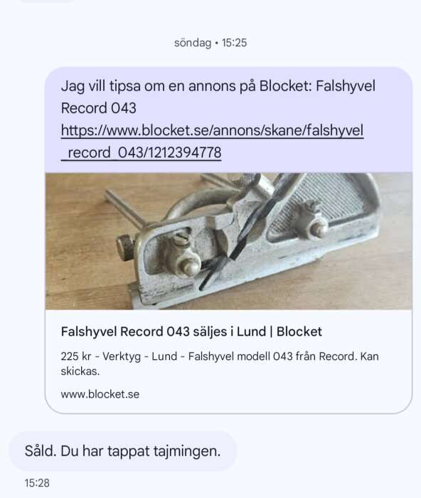 En bild på en falshyvel av märket Record modell 043, liggande på en träyta, annonserad på Blocket för 225 kr.