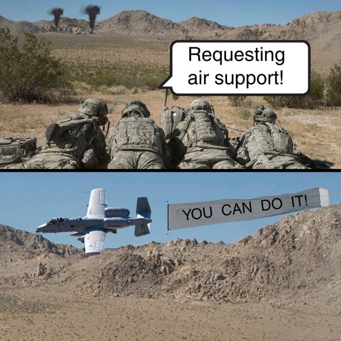 Soldater i öknen begär flygstöd. Ett flygplan passerar med ett meddelande på en banderoll: "You can do it!" över bergig terräng.