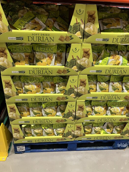 Förpackningar med mjuktorkad durian på hylla i butik.