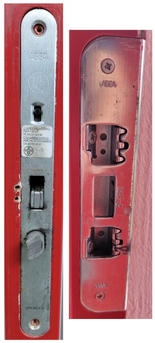 Närbild av silverfärgat Assa Abloy 2002 lås och matchande slutbleck 1487-2 på en röd dörr.