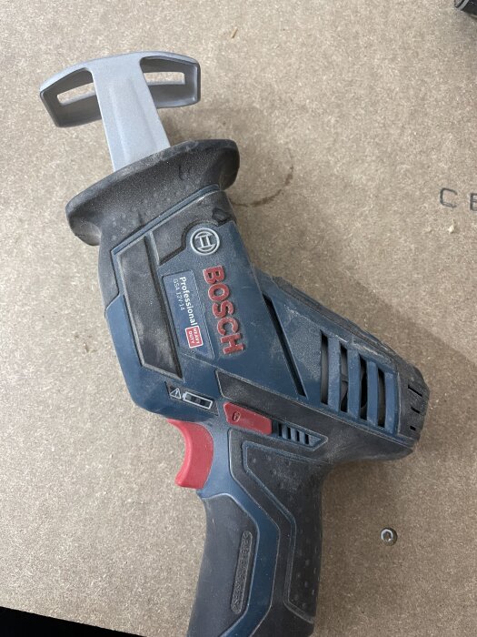 Bilden visar en Bosch 12v såg med blad, placerad på ett bord.