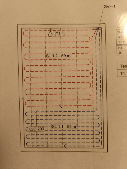 Schema över vattenburna värmeslingor i ett nybyggt garagegolv, med detaljer om slängarnas längd och placering.