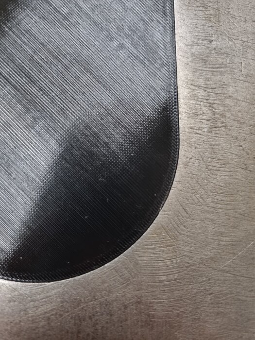 3D-printad fräsmall med fin yta på metallbakgrund.