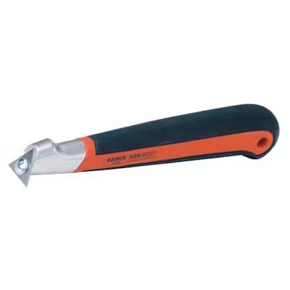 Handhållen Bacho färgskrapa med svart och orange handtag, använd för att skrapa bort lim och gamla ytskikt från träytor vid renovering av trappor.