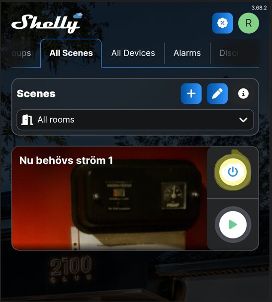 App-gränssnitt för Shelly med inställningar för "All Scenes" och en scen med bilden "Nu behövs ström 1" som visar en strömknapp och play-knapp.