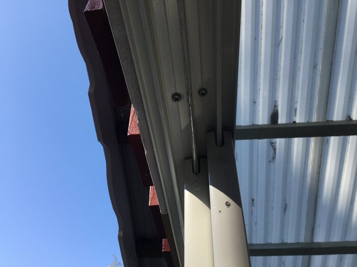 Mellandörr som går i en räls med metallspånor synliga, svår ljussättning.