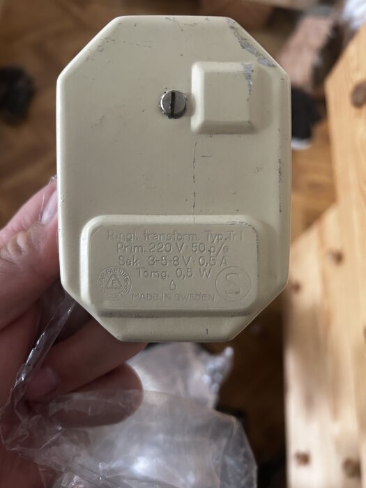 Transformator för ringklocka med text "Prim. 220 V, Sek. 3-5-8 V, 0,5 A" och övriga specifikationer, märkt "Made in Sweden".