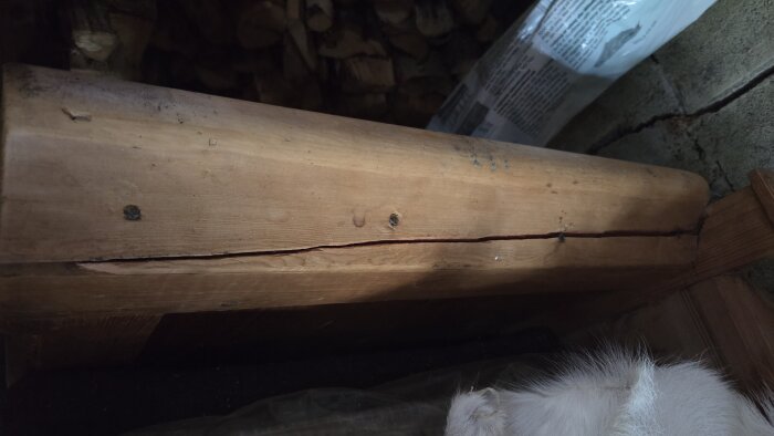 Sprucket armstöd på träkökssoffa, gamla spikar synliga. Fråga om lagning med lim och träpluggar, därefter slipning.