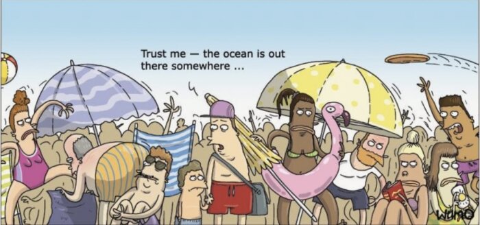 Ritad folksamling på en fullpackad strand med parasoller och en flamingobadring, text: "Trust me — the ocean is out there somewhere ...".