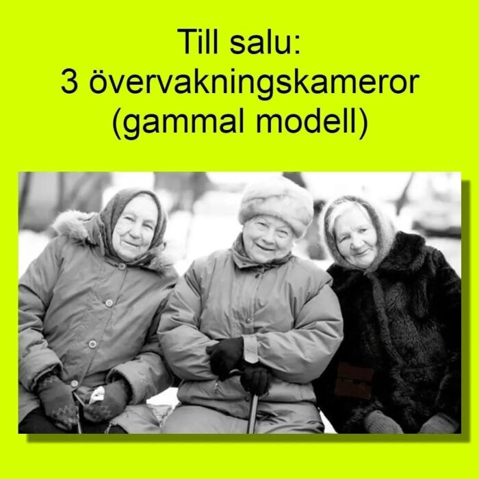 Tre äldre kvinnor sitter och ler med texten "Till salu: 3 övervakningskameror (gammal modell)" på en ljusgrön bakgrund ovanför.