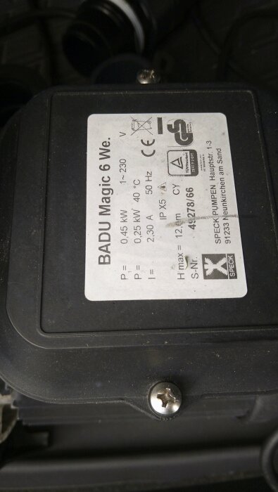 Poolpump BADU Magic 6 WE med specifikationsetikett synlig, inklusive effekt, spänning och andra tekniska detaljer.